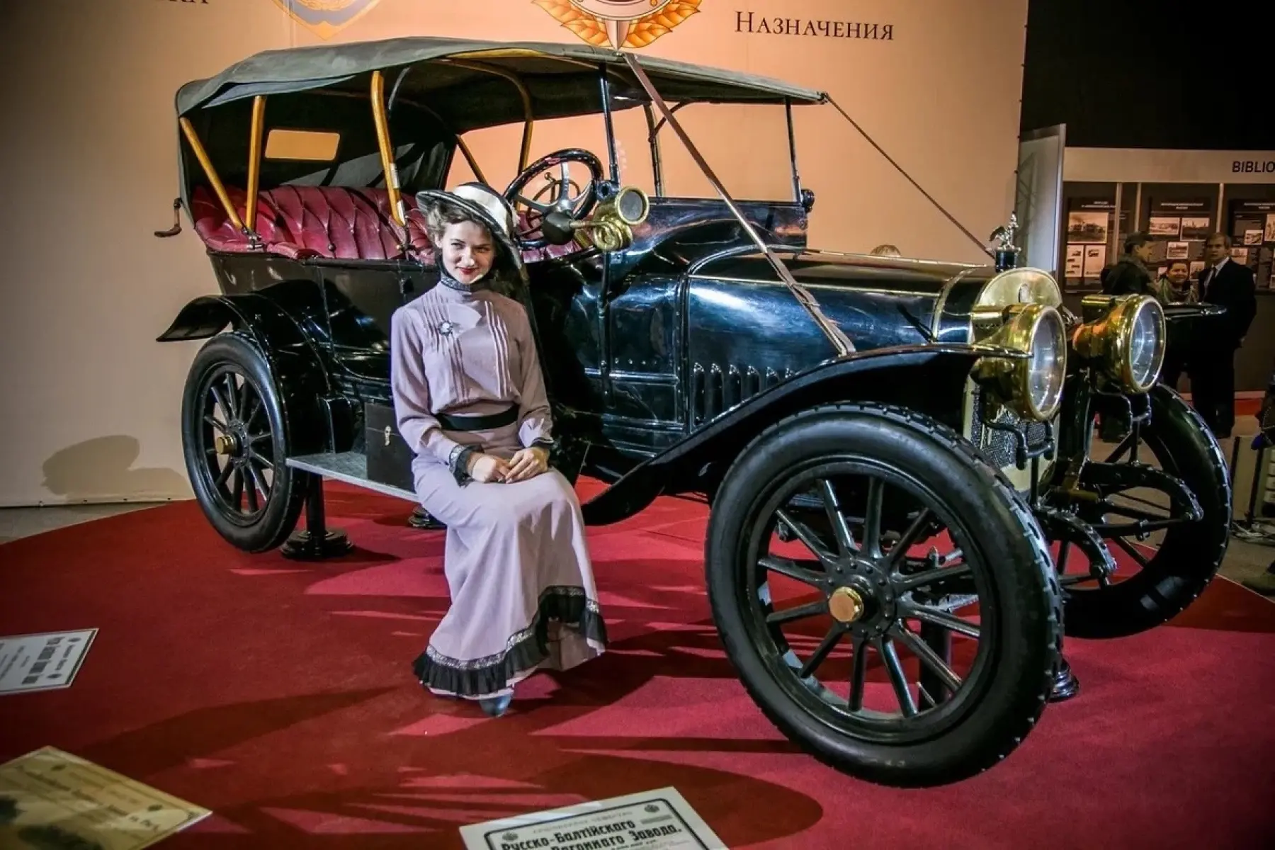 Выставка старинных автомобилей «Олдтаймер-Галерея». ЭкспоФорум~  Петербургское шоссе, 64/1